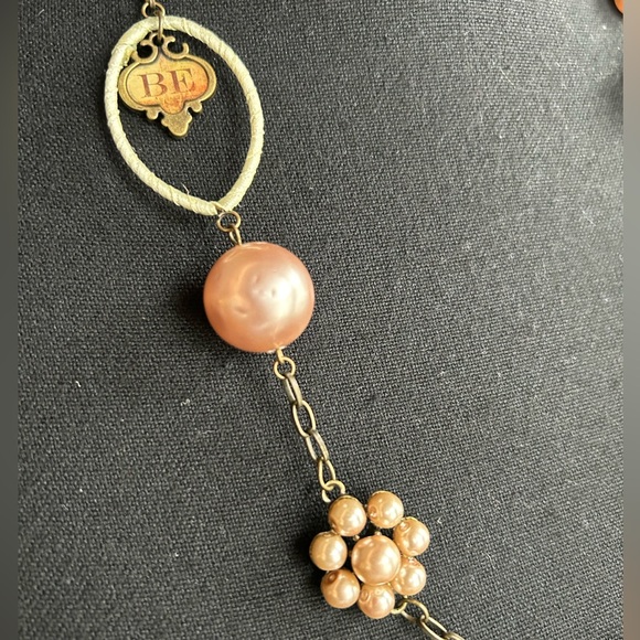 Vintage look floral and pearl necklace - Picture 3 of 4